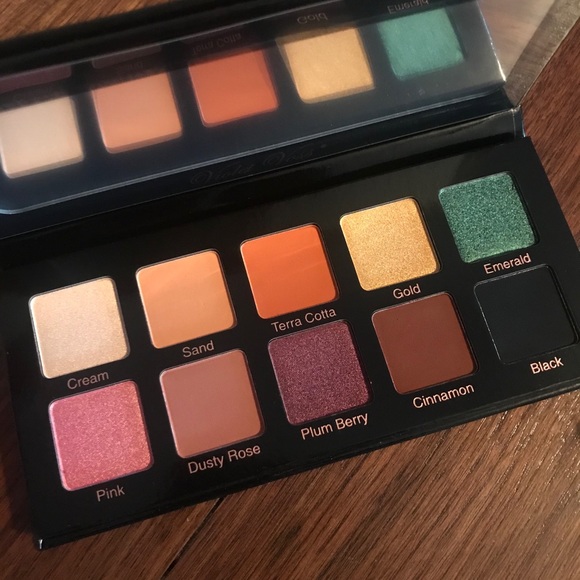 Violet Voss Essentials Palette - Picture 2 of 2